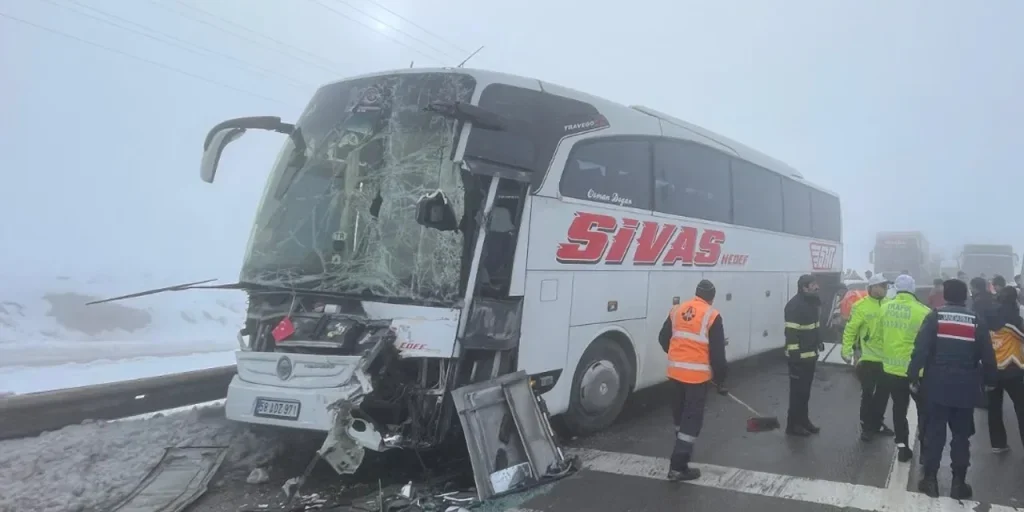 Incidente a catena a Gemerek, Sivas: nebbia fitta provoca sette lesioni