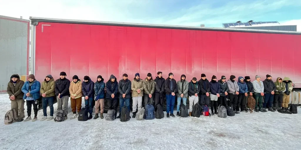 25 migranti irregolari arrestati in un camion a Suşehri, Sivas