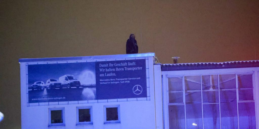 Ladro di biciclette si rifugia sul tetto di un concessionario a Solingen, SEK in guardia