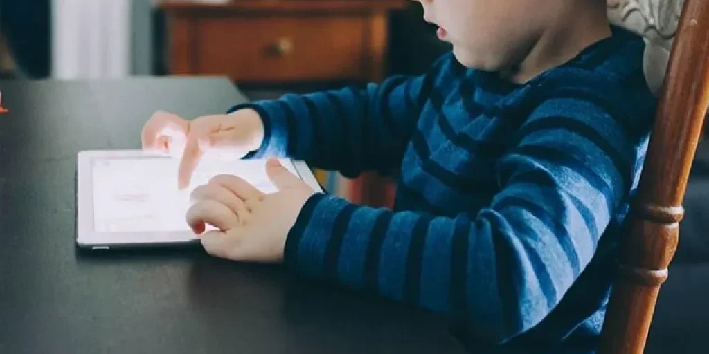 Parlamento europeo propone limite di 16 anni per l'accesso ai social media