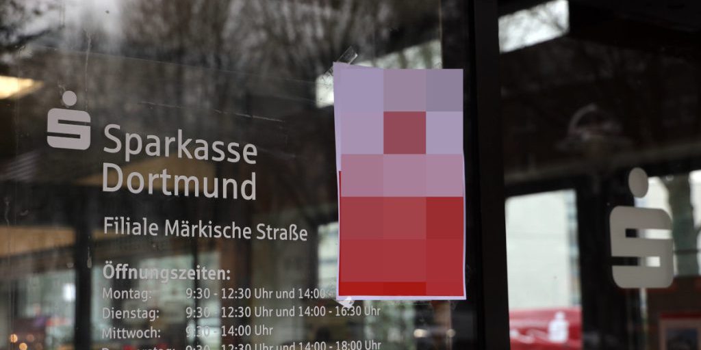 Sparkasse di Dortmund chiude conti correnti per mancata autorizzazione dei clienti