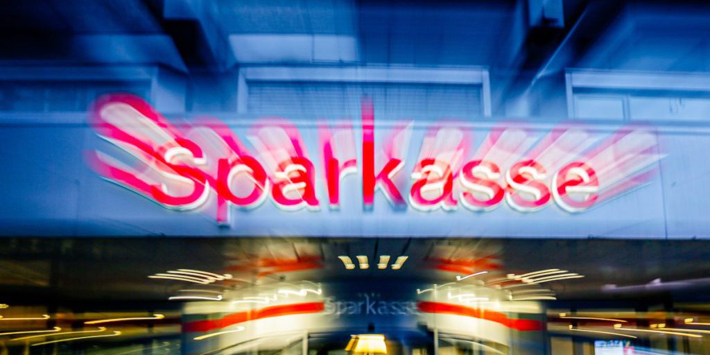 Rapina alla banca Sparkasse di Gelsenkirchen: ladri ancora in fuga e rumor falso sul nuovo sussidio di cittadinanza