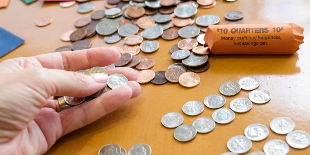 Mann öffnet Münzrollen der Sparkasse – was er angeblich findet, macht baff