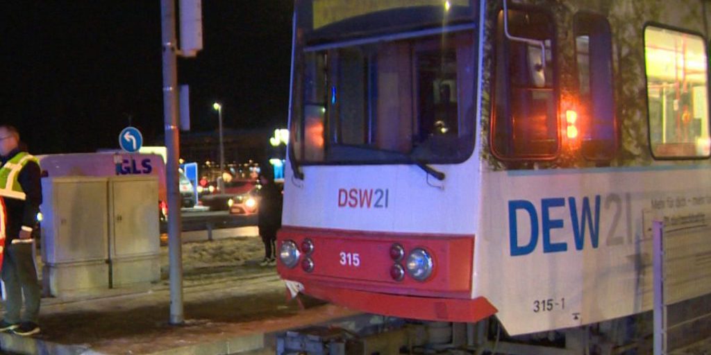 Tram collide con auto a Dortmund, incrocio chiuso per la sicurezza