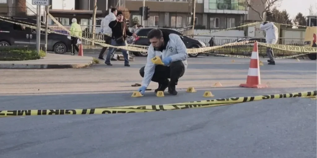 Ragazza di 16 anni aggredita con arma da fuoco a Sultangazi mentre attendeva l’autobus