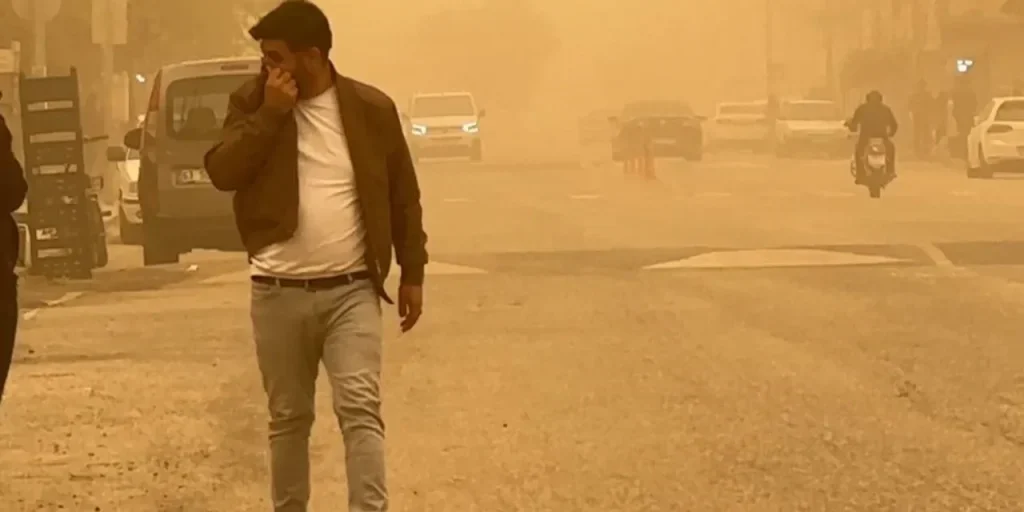 Polvere proveniente dalla Siria tinge di rosso Şanlıurfa