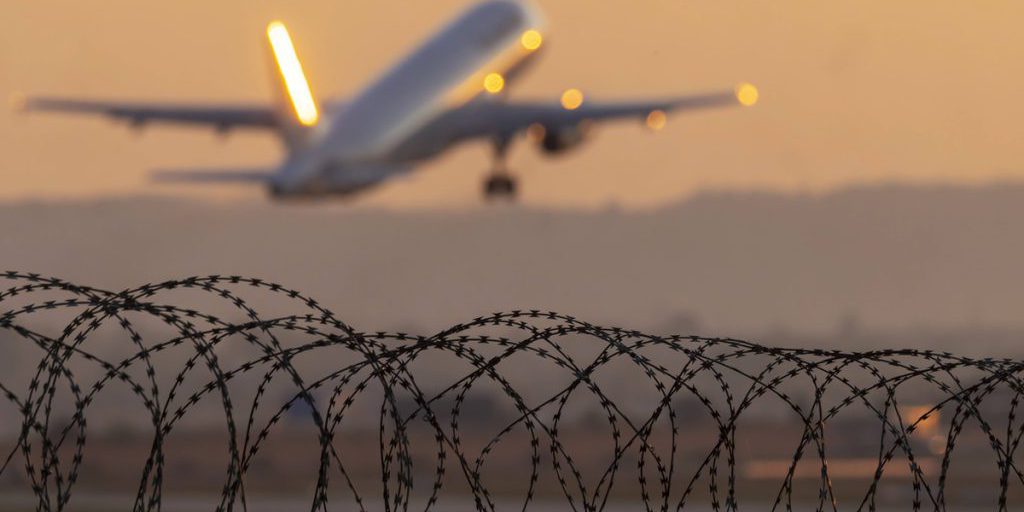 Famiglia siriana con precedenti penali lascia la Germania con un sostanzioso regalo di 23.000 euro