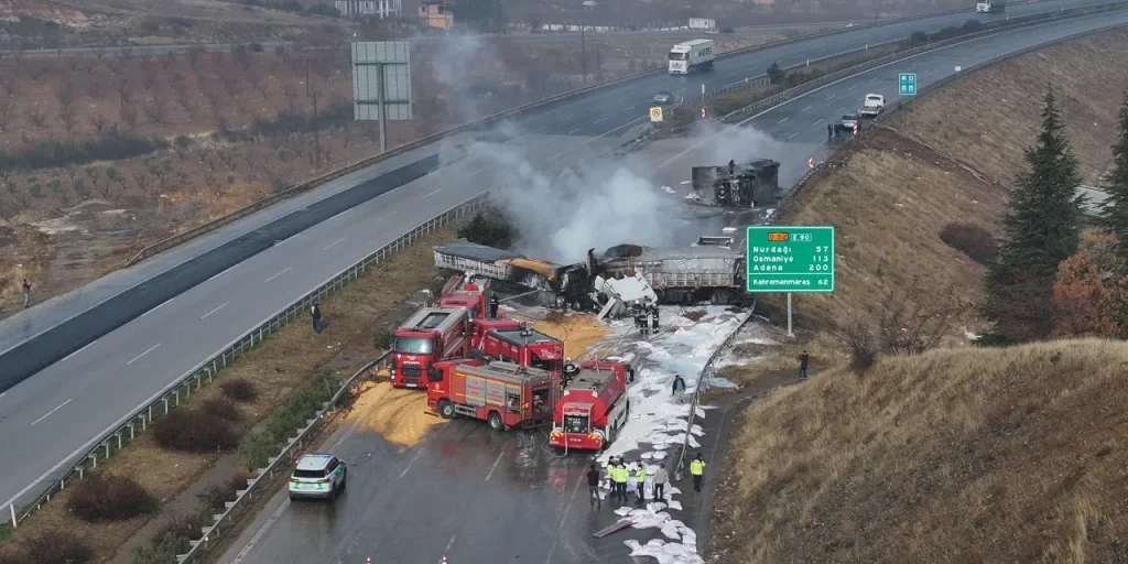 Tre camion si scontrano sull'autostrada TAG, chiusura del traffico