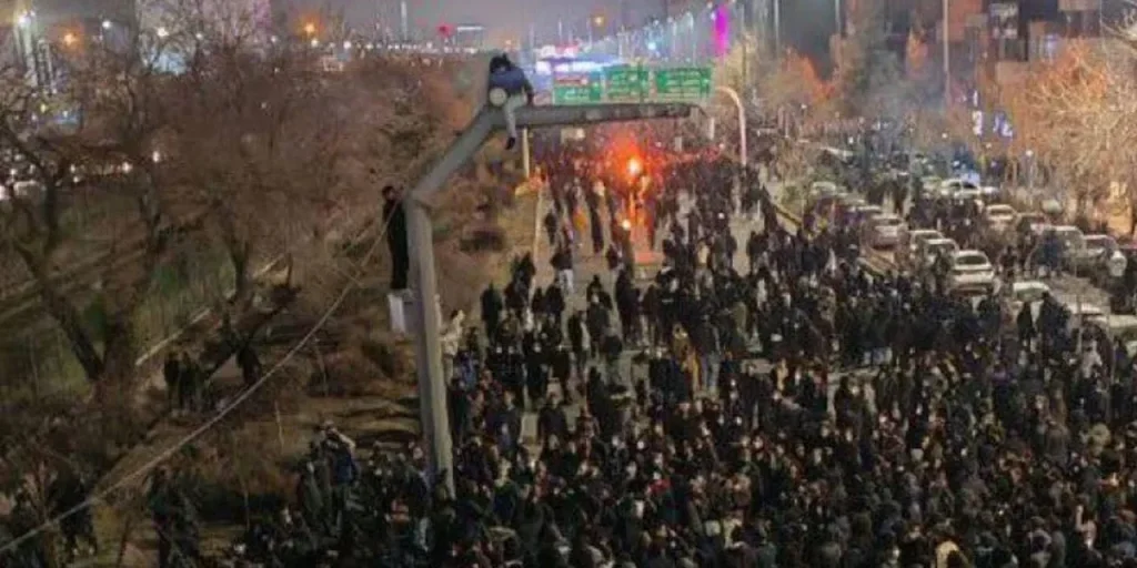 Teheran impone divieto di uscita a causa delle proteste; scuole passano all’insegnamento a distanza