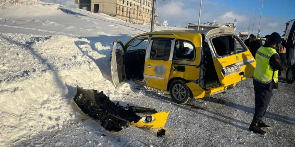 Taxi collide con minibus a Kayseri: 16 feriti