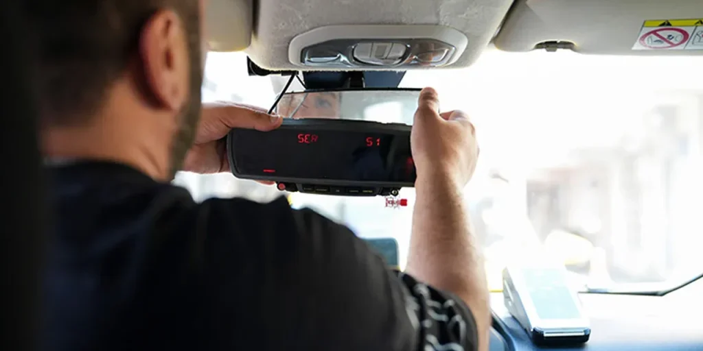 Tassisti: obbligo di installare dispositivo di costo collegato al taximetro