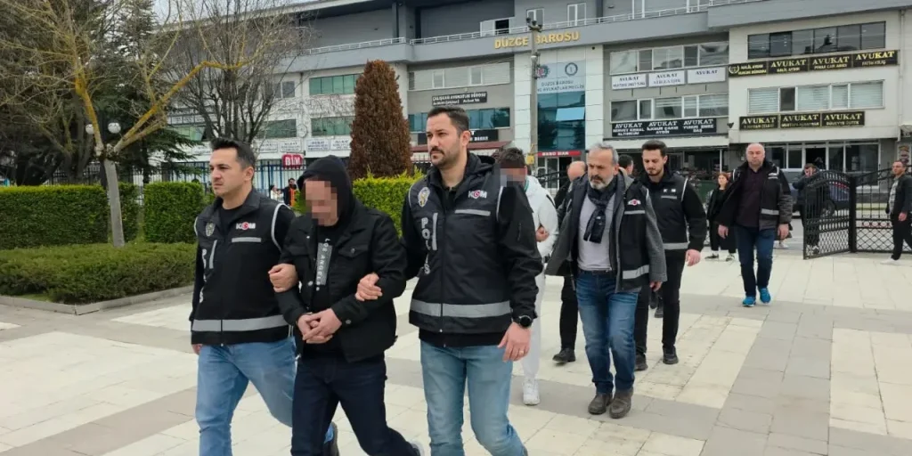 Truffa immobiliare a Düzce: cinque persone arrestate per vendita di terreni con identità false