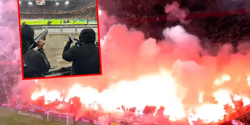 Partita di Ajax sospesa dopo che i tifosi hanno acceso il campo con torce e fuochi d'artificio
