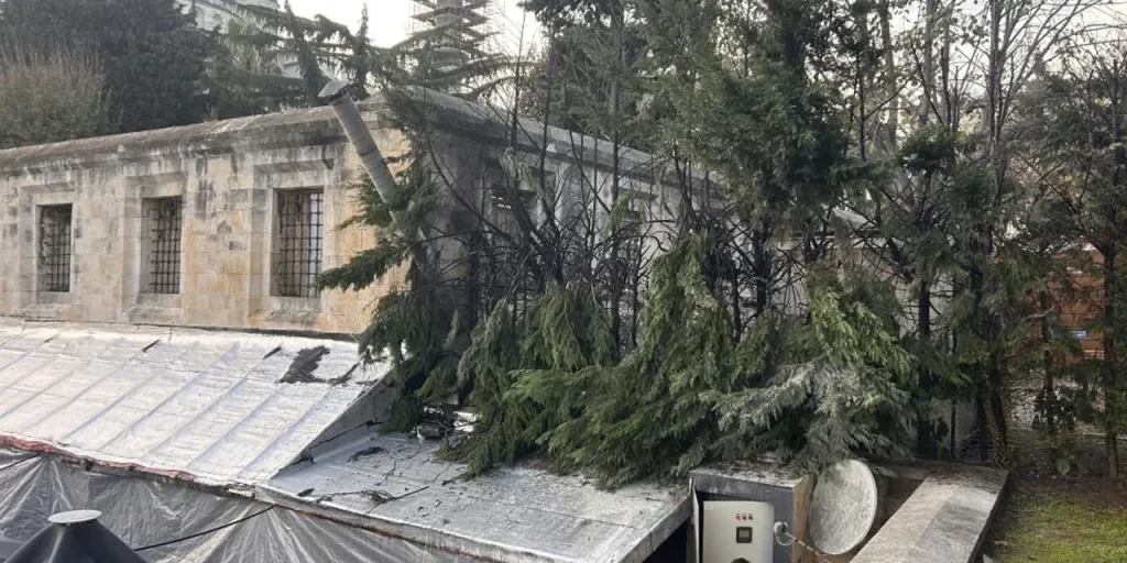 Incendio in ristorante del mercato sotto la Moschea di Sultanahmet: nessuna vittima, fuoco spento rapidamente