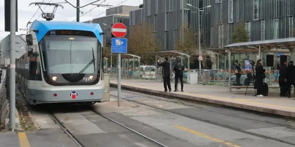 Tram turistico: 15 minuti per raggiungere la Penisola Storica, sostituisce 25 autobus