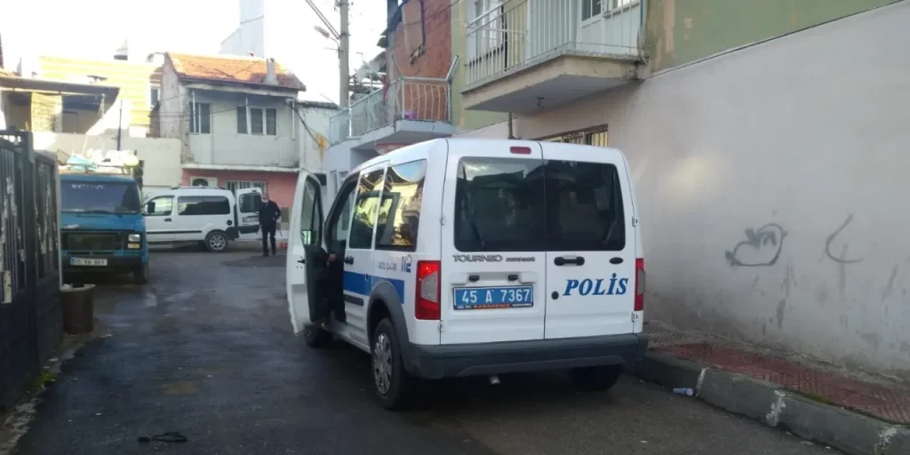 Donna gravemente ferita con coltello in episodio di violenza domestica a Yunusemre, Manisa: polizia in cerca del marito sospettato