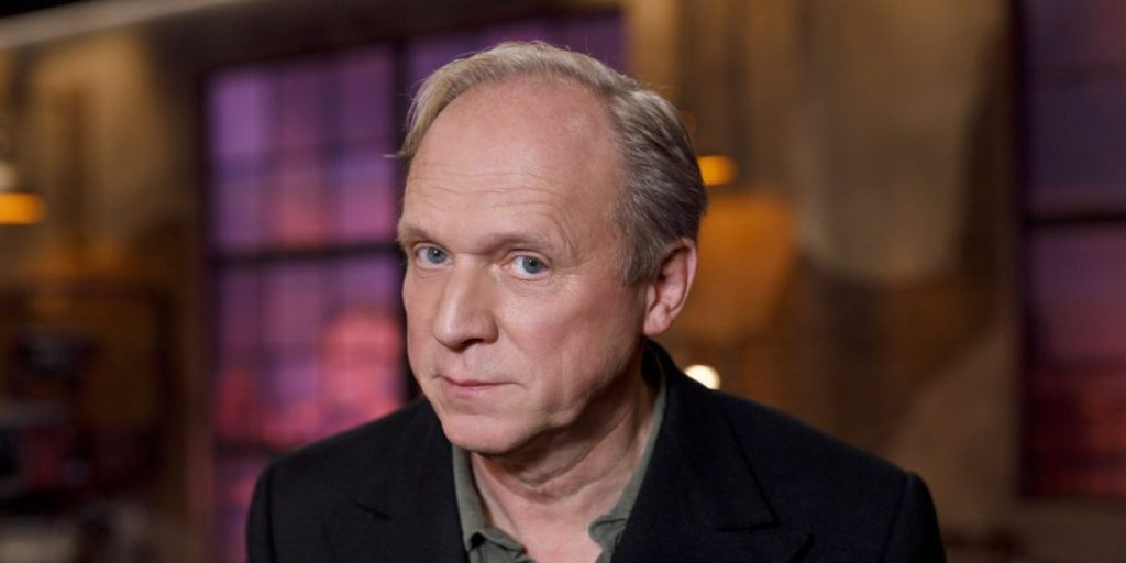 L'attore Ulrich Tukur ammette di aver guidato senza patente per 20 anni: le conseguenze di un comportamento irregolare