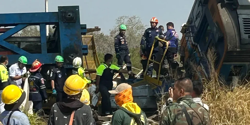 Treno deragliato in Thailand a causa di un gru caduto: 22 morti e 30 feriti
