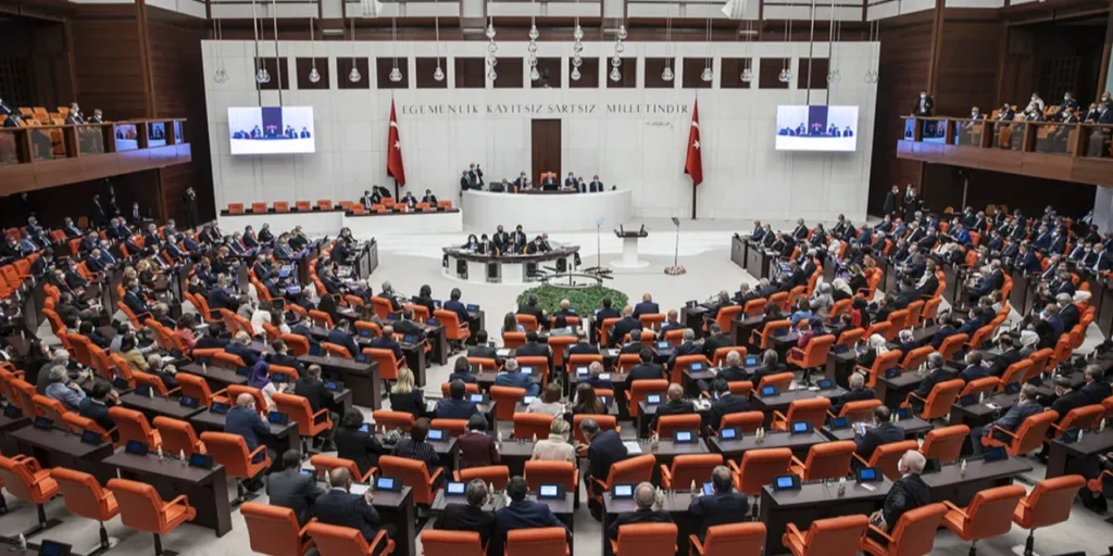 Turco Parlamento approva legge che esenta agenzie di viaggio in zone di disastro dalla tassa 2025 e impone multe per alloggi non autorizzati