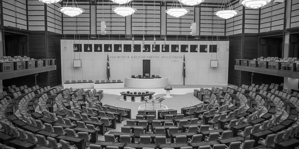 Cinque sospetti accusati di molestia sessuale di minori nella mensa del Parlamento turco