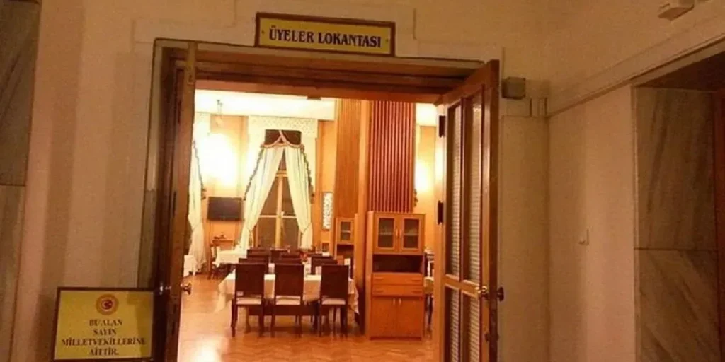 Tre persone arrestate per presunte molestie al Parlamento turco