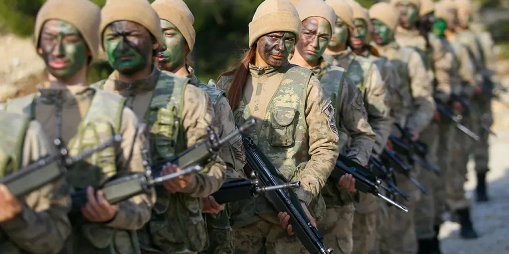 Proposte al Parlamento turco: donne in formazione militare, nuovo nome per la Guardia di Frontiera e Ramadan come giorno festivo