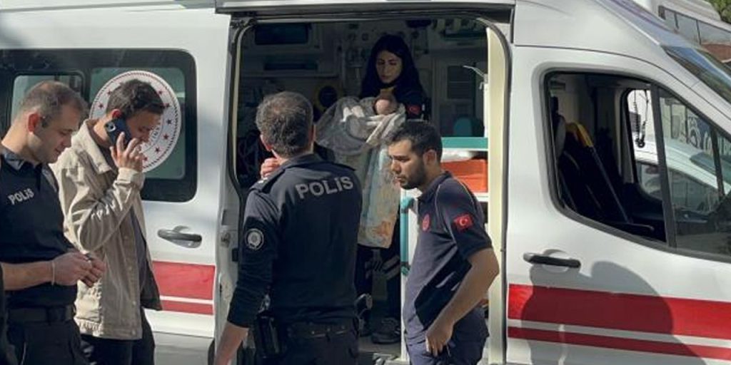 Abbandono di un bambino a Tekirdağ: un atto di estrema irresponsabilità genitoriale

Approfondimento
Il bambino, trovato in buone condizioni di salute, è stato oggetto di un'indagine approfondita da parte delle autorità per rintracciare la sua famiglia e comprendere le circostanze dell'abbandono.

Possibili Conseguenze
L'abbandono del bambino potrebbe avere gravi ripercussioni sulla sua salute e sul suo benessere a lungo termine, sollevando interrogativi fondamentali sulla sicurezza e la protezione dei minori nella società.

Opinione
Questo incidente pone in evidenza questioni cruciali relative alla responsabilità genitoriale e alla necessità di un sostegno adeguato per le famiglie in difficoltà, sottolineando l'importanza di un'azione tempestiva e coordinata.

Analisi Critica dei Fatti
La decisione della madre di lasciare il bambino in un parco pubblico senza alcuna garanzia per la sua sicurezza rappresenta un atto di estrema irresponsabilità, mettendo in luce la necessità di un'azione immediata per proteggere il bambino e trovare una soluzione a lungo termine per il suo benessere.

Relazioni con altri fatti
Questo incidente è parte di un problema più ampio relativo all'abbandono e alla negligenza dei minori, che richiede un'attenzione e un impegno costanti da parte delle autorità e della società civile per prevenire tali casi e proteggere i minori.

Contesto storico
L'abbandono dei bambini è un problema che esiste da secoli, richiedendo una comprensione approfondita delle cause sottostanti e delle soluzioni a lungo termine per prevenirlo e proteggere i minori, attraverso un'analisi storica e sociale dettagliata.

Fonti
Questo articolo è basato su informazioni fornite da Haberler.com. Per ulteriori informazioni, si prega di visitare il sito web della fonte.