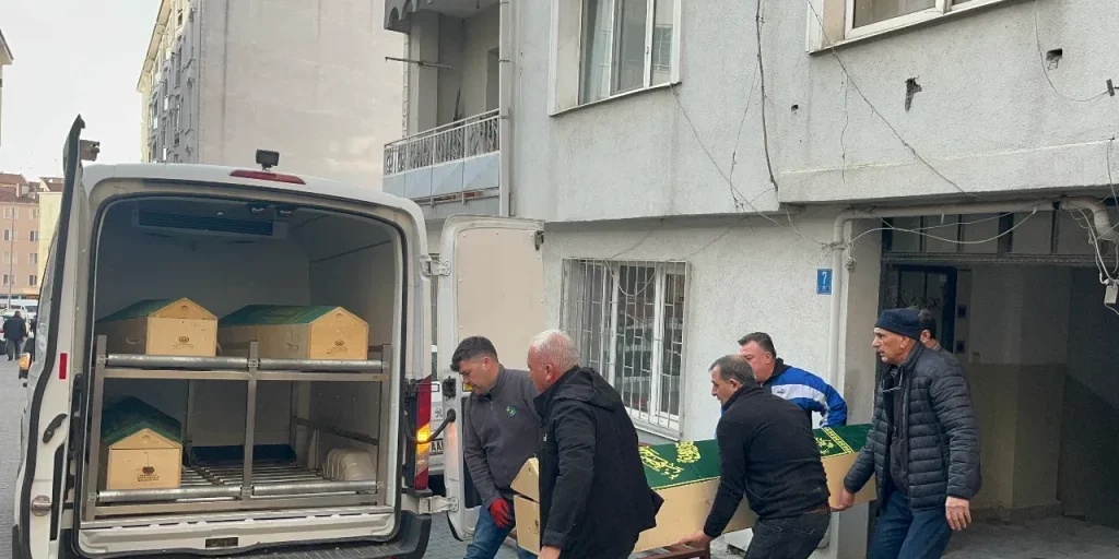71enne trovata morta a Çorlu, Tekirdağ, circondata da vestiti accumulati