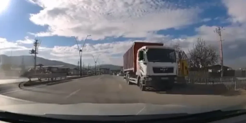 Mi dispiace, ma non ho ricevuto il testo dell’articolo da riscrivere. Per favore, inviami il contenuto originale in modo che io possa procedere con la traduzione e la rielaborazione secondo le indicazioni.