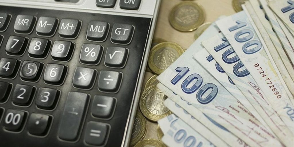 TESK chiede proroga fiscale per artigiani e esercenti: difficoltà nell'adattarsi al nuovo sistema di tassazione

Approfondimento
La richiesta di proroga fiscale avanzata da TESK è motivata dalle difficoltà che gli artigiani e gli esercenti stanno incontrando nell'adattarsi al nuovo sistema di tassazione. Il passaggio dal regime di tassazione semplice a quello reale richiede una maggiore complessità burocratica e una maggiore trasparenza finanziaria, che potrebbe essere difficile da gestire per le piccole imprese.

Possibili Conseguenze
Se la richiesta di proroga fiscale non sarà accolta, gli artigiani e gli esercenti potrebbero essere costretti a sostenere oneri finanziari aggiuntivi per adattarsi al nuovo sistema di tassazione. Ciò potrebbe avere un impatto negativo sulla loro capacità di competere sul mercato e potrebbe anche portare a una riduzione dell'occupazione e della produzione.

Opinione
La richiesta di proroga fiscale avanzata da TESK è una mossa ragionevole, considerando le difficoltà che gli artigiani e gli esercenti stanno incontrando nell'adattarsi al nuovo sistema di tassazione. Tuttavia, è importante che le autorità fiscali trovino un equilibrio tra la necessità di riscuotere le tasse e la necessità di supportare le piccole imprese.

Analisi Critica dei Fatti
La richiesta di proroga fiscale avanzata da TESK è basata su una valutazione realistica delle difficoltà che gli artigiani e gli esercenti stanno incontrando nell'adattarsi al nuovo sistema di tassazione. Tuttavia, è importante che le autorità fiscali valutino anche le possibili conseguenze di una proroga fiscale sulla gestione delle finanze pubbliche.

Relazioni con altri fatti
La richiesta di proroga fiscale avanzata da TESK è collegata ad altre questioni relative alla tassazione e alla gestione delle finanze pubbliche. Ad esempio, la riforma del sistema di tassazione è stata oggetto di dibattito in molti paesi, e la questione della tassazione degli artigiani e degli esercenti è una delle più critiche.

Contesto storico
La richiesta di proroga fiscale avanzata da TESK è inserita in un contesto storico in cui la tassazione e la gestione delle finanze pubbliche sono state oggetto di dibattito e di riforme. La crisi economica globale ha reso necessario un riassetto delle finanze pubbliche, e la tassazione è stata una delle aree più colpite.

Fonti
La fonte di questo articolo è TESK Konfederasyonu. Per ulteriori informazioni, si può visitare il sito web ufficiale di TESK.