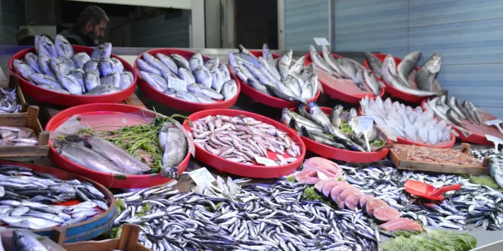L'anchoveta è il pesce più venduto nei banchi: prezzo e impatto del freddo