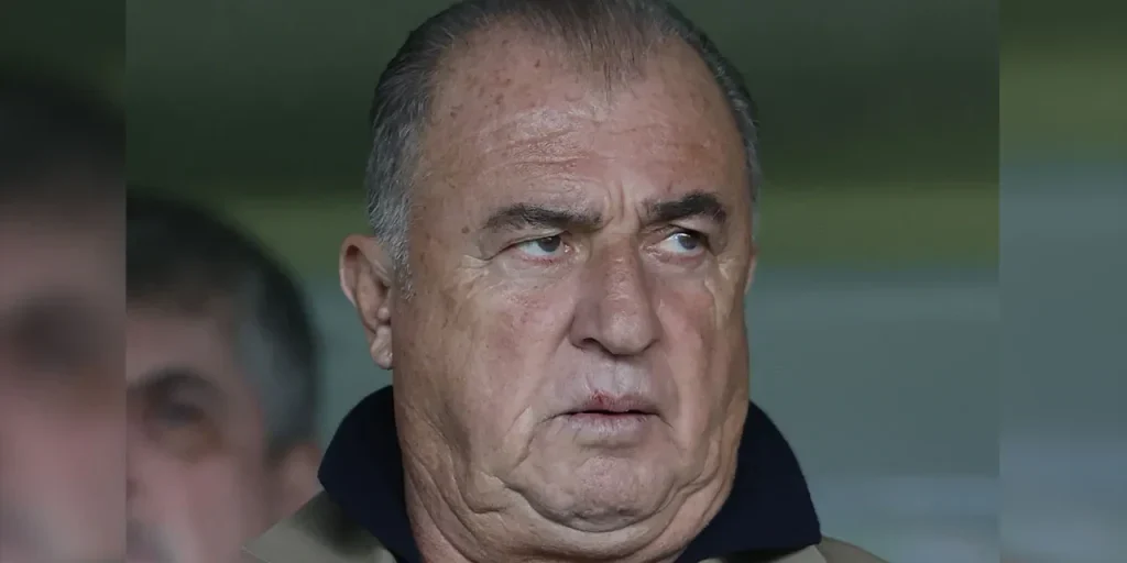 Fatih Terim osserva da stadio la vittoria 4‑0 di Bodrum FK su Çorum FK nella TFF 1ª Divisione