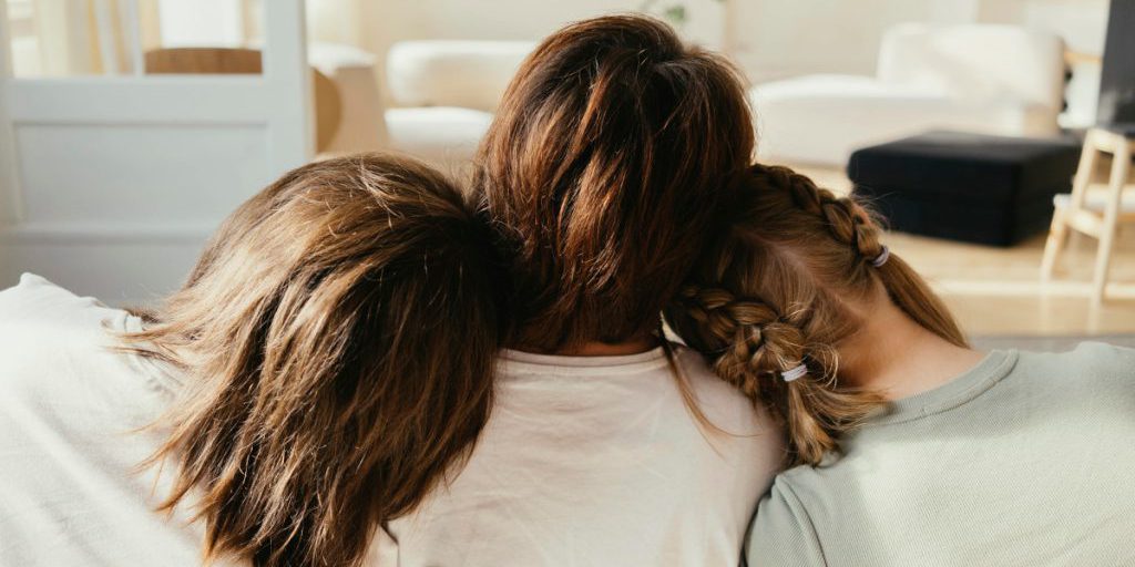 Tre ragazze vendono i loro giocattoli per sostenere un rifugio per animali in Germania.