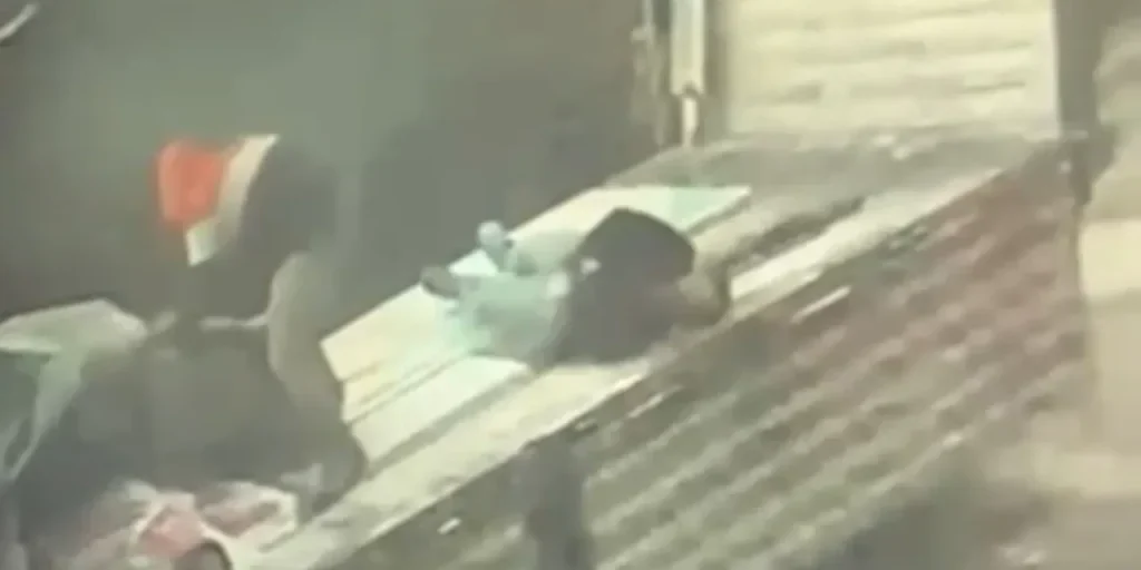 Lavoratore colpito da fulmine durante lo scarico di un camion: incidente registrato da telecamera