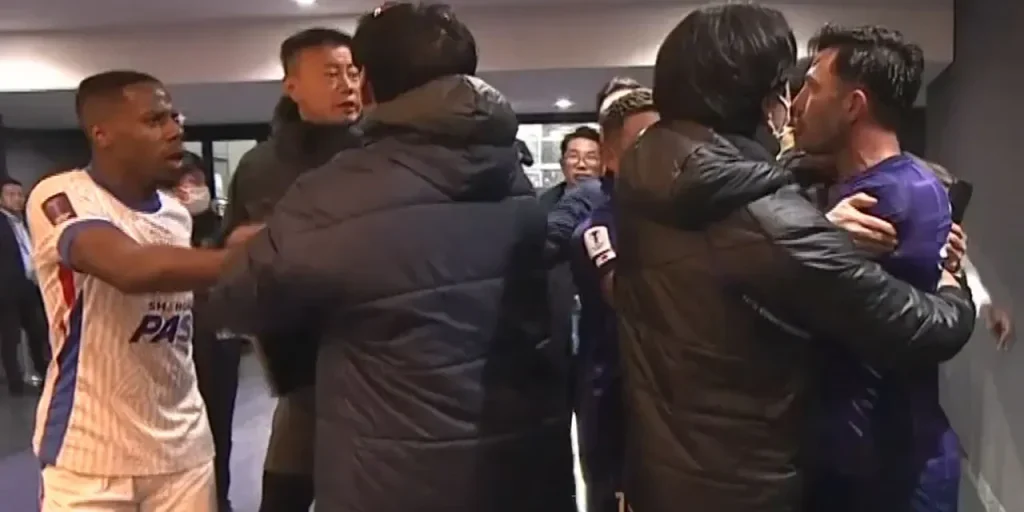 Tolgay Arslan in scontro durante partita di Champions League asiatica