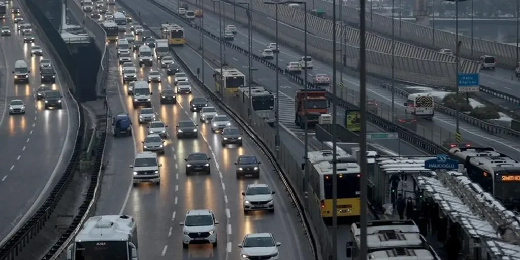 Traffico intenso a Istanbul: blocchi a Cevizlibağ, Bahçelievler e Bakırköy, congestione al 90 % sul Litorale Anatolico