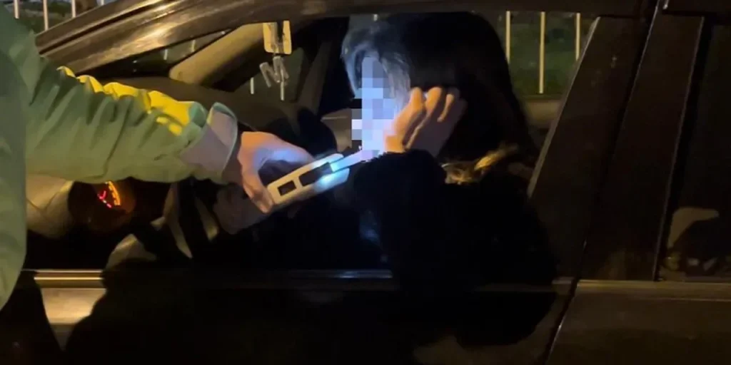 Polizia di Bursa multa una donna per guida in stato di ebbrezza dopo rifiuto di scendere dalla macchina