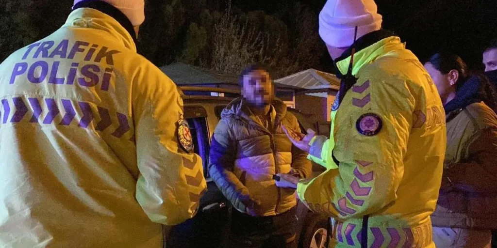 Poliziotto fermato a Burdur per patente scaduta e minaccia: auto rimorchiata e multa di 7.437 lira