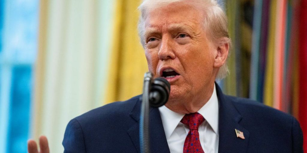 Trump annuncia nuovo membro della famiglia durante il ricevimento di Natale alla Casa Bianca