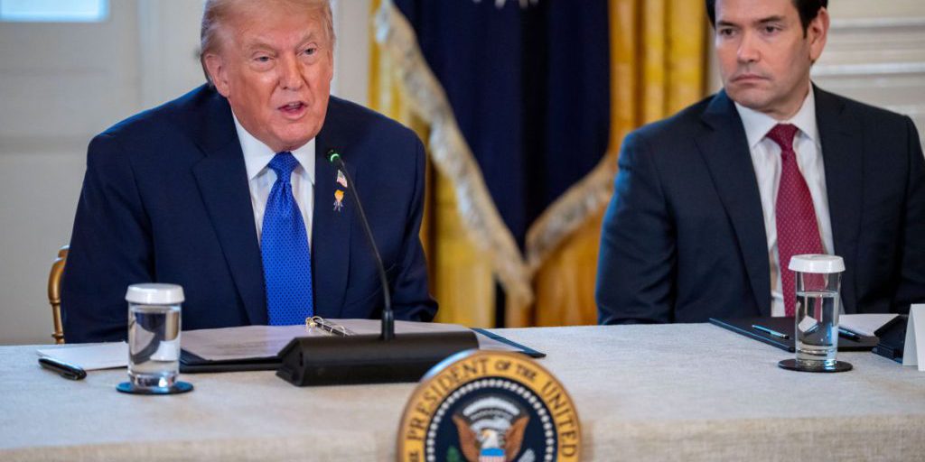 Trump legge un memo interno del ministro degli Esteri durante conferenza stampa