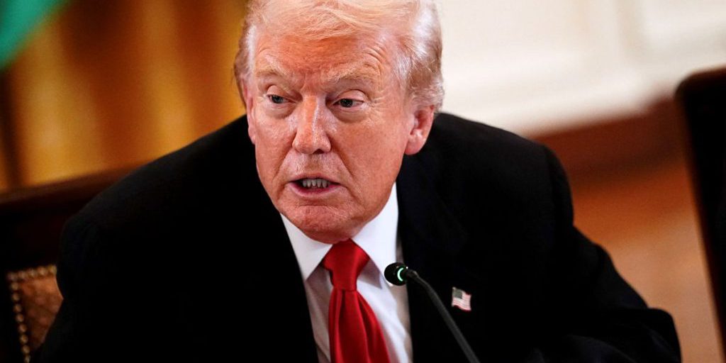 Emergenza alla Casa Bianca: incontro tra Trump e rappresentanti del settore farmaceutico interrotto da un incidente improvviso