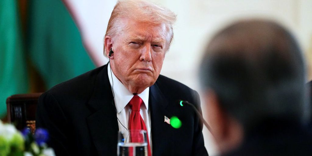 Possibile tradimento dei repubblicani nei confronti di Trump dopo il 2026 secondo l'ex consigliere Steve Bannon