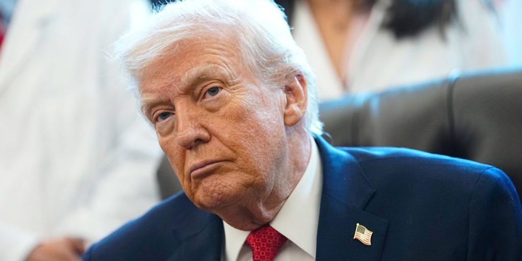 UE finanzia l'Ucraina con miliardi, Trump spinge Selenskyj a decisioni rapide