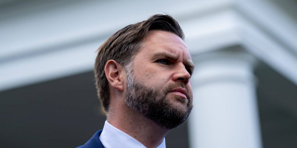 L'abbraccio che fa scalpore: Erika Kirk e JD Vance, quanto sono vicini?