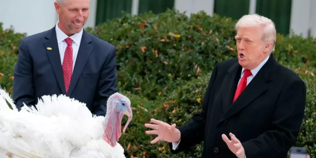 Trump interrompe la cerimonia di perdono dei tacchini con una battuta controversa