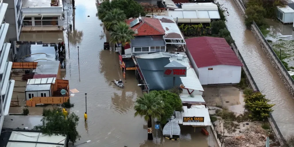 Alluvione in città turistiche: strade diventano canali d’acqua, turisti e imprese colpiti