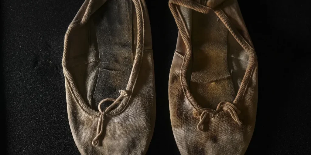 Scarpe da balletto di Amy Winehouse vendute all'asta: scoperta negli archivi di un collezionista turco e offerte fino a 700.000 dollari