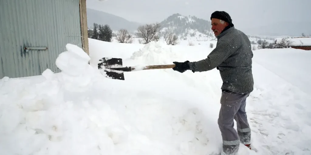 Neve copre le regioni del nord, centro e est della Turchia dopo forti piogge