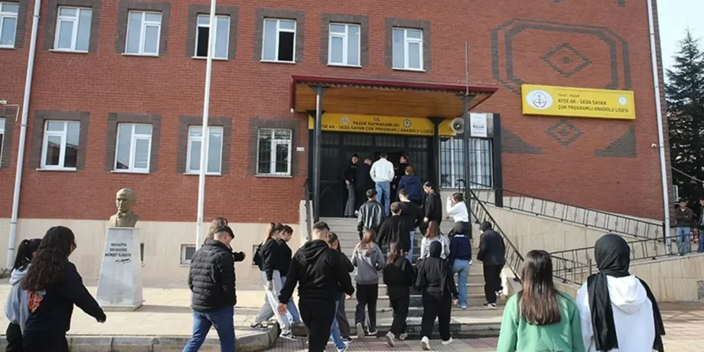 Pazar: 22 scuole introducono periodo di educazione senza telefoni per 1.600 studenti