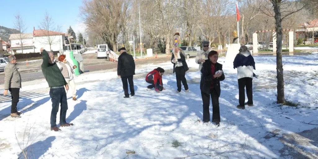 Neve inaspettata a Ödemiş, Izmir: residenti si spostano in autobus